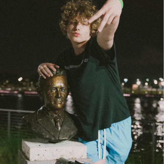 利用海外紅人正面宣傳（充分利用紅人號(hào)召力的營(yíng)銷策略）